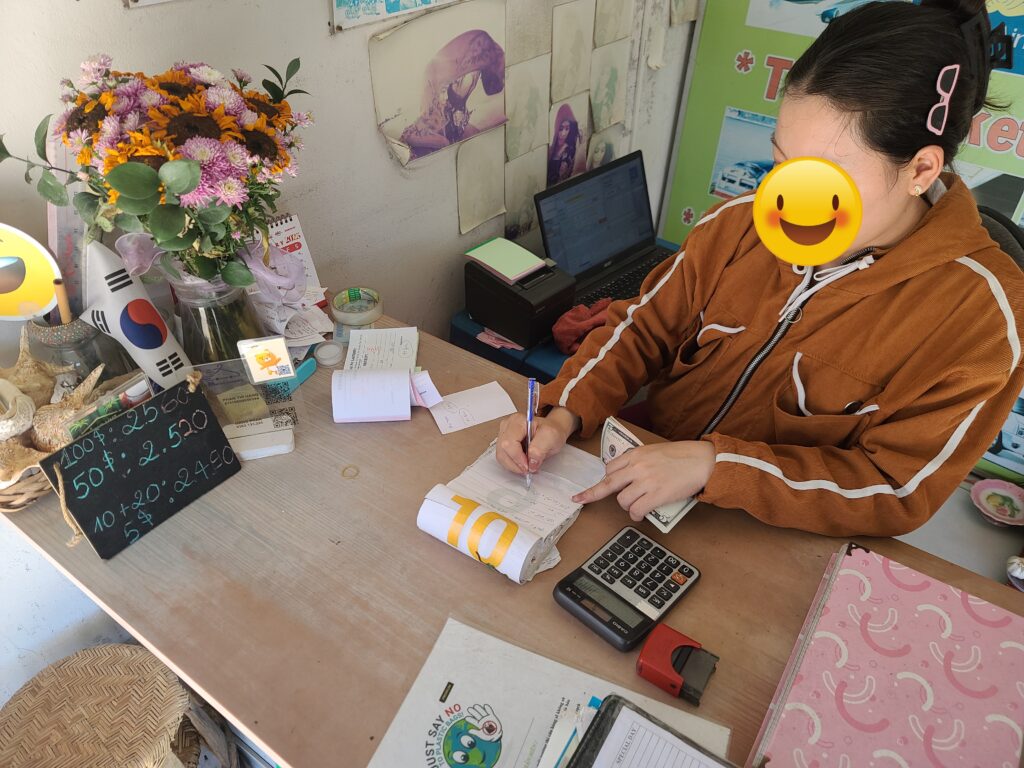 무이네 환전소에서 환전하는 모습